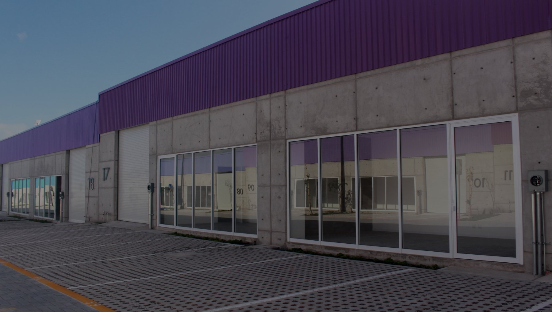 Fachada de bodega en NOWUS District